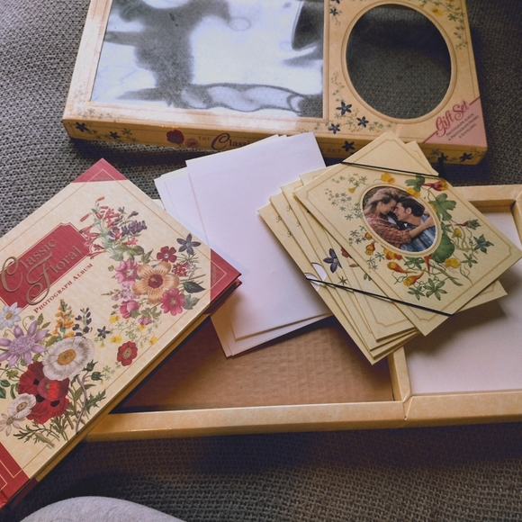 The Classic Floral Gift Set - Picture 3 of 3